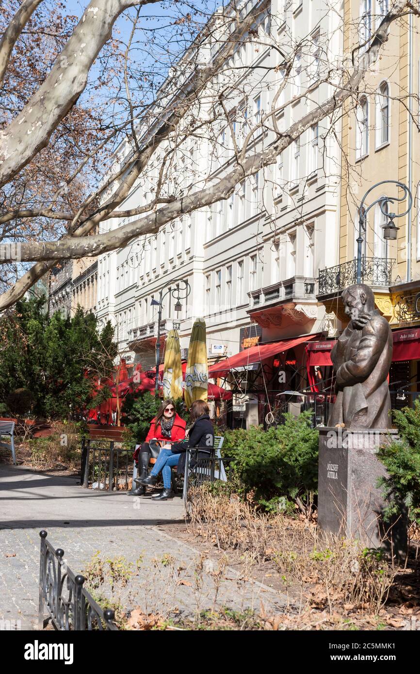Wintersonne und eine Statue von Attila József, Liszt Ferenc tér, Terézváros, Budapest, Ungarn Stockfoto