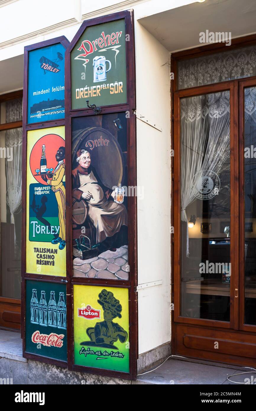 Altmodische Anzeigen außerhalb des Restaurants Ferenc Jozsef sorozo, Nagymező utca, Terézváros, Budapest, Ungarn Stockfoto