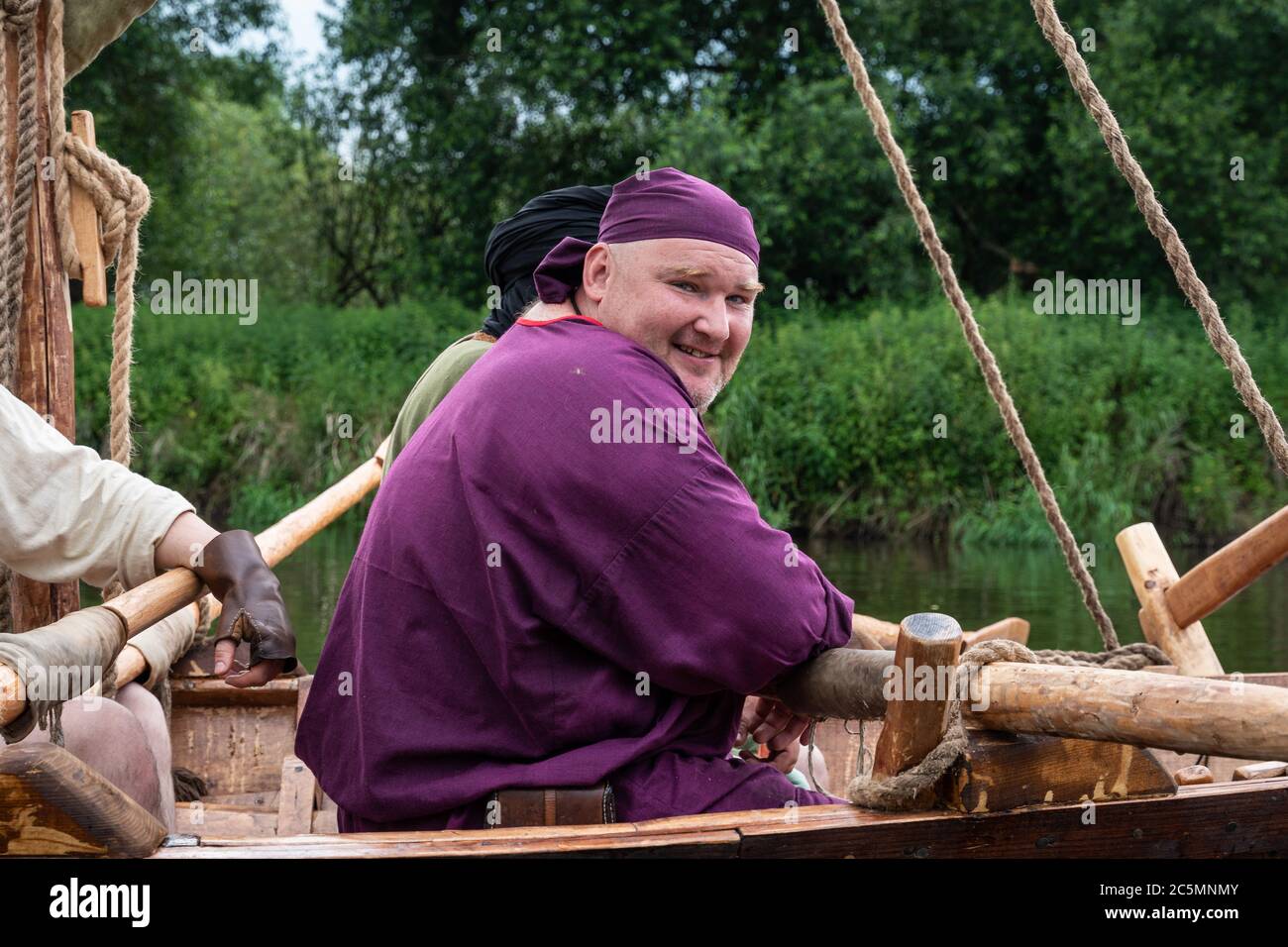 Ein Mann im Anzug eines slawischen Stammes der Wikingerzeit (9-11 Jahrhundert) Rudern. Bootstour - Nachbildungen eines alten Drakkar Stockfoto