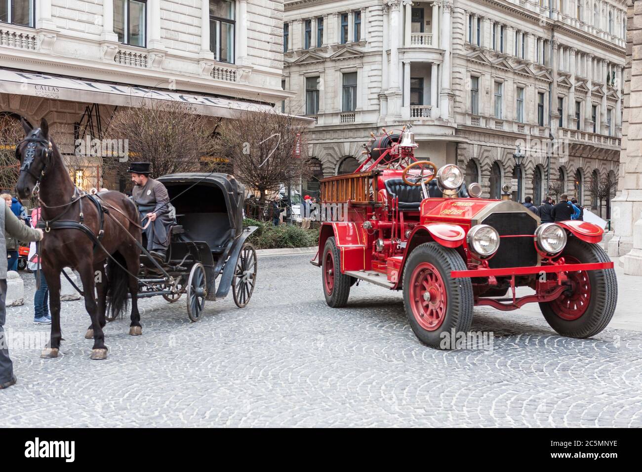 1923 amerikanischer LaFrance Typ 38 Feuerwehrwagen und Pferdekutsche auf den Straßen von Budapest als Teil eines Filmset: Dalszínház útca, Terézváros Stockfoto