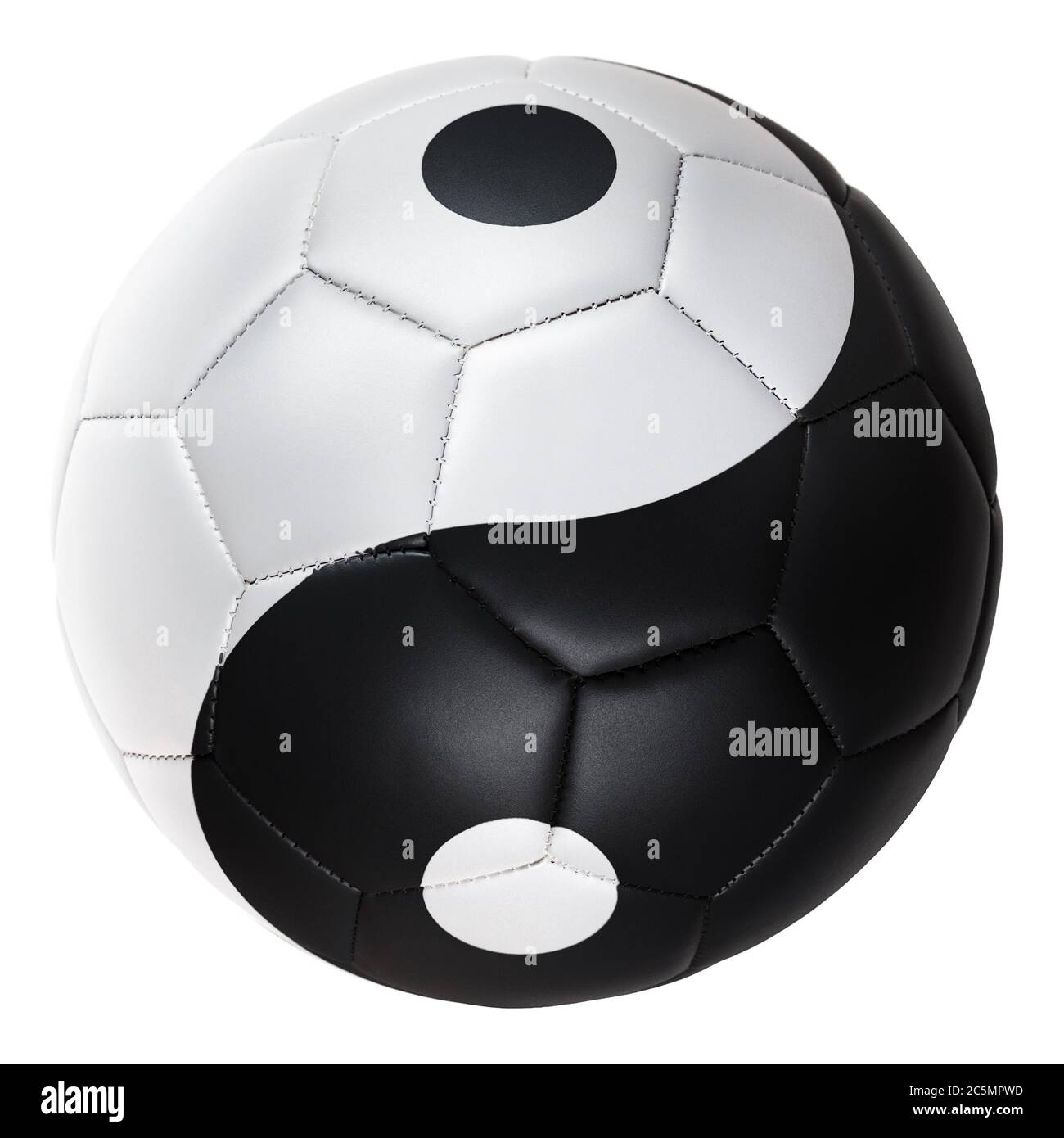 Stillleben Bild von schwarz-weiß Fußball mit dem Yin und Yang Symbol auf dem Fußball Stockfoto