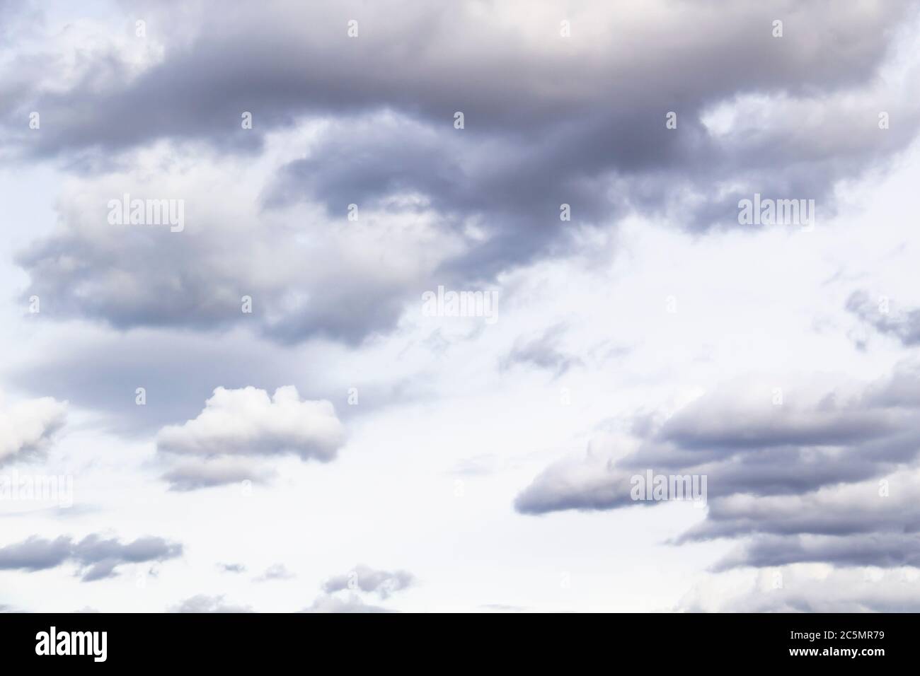 Erstaunliche Wolken am Himmel. Eine schöne Wolken vor dem weißen Himmel Hintergrund. Erstaunliche Wolke Muster in den Himmel kann in Design-Konzept verwendet werden Stockfoto