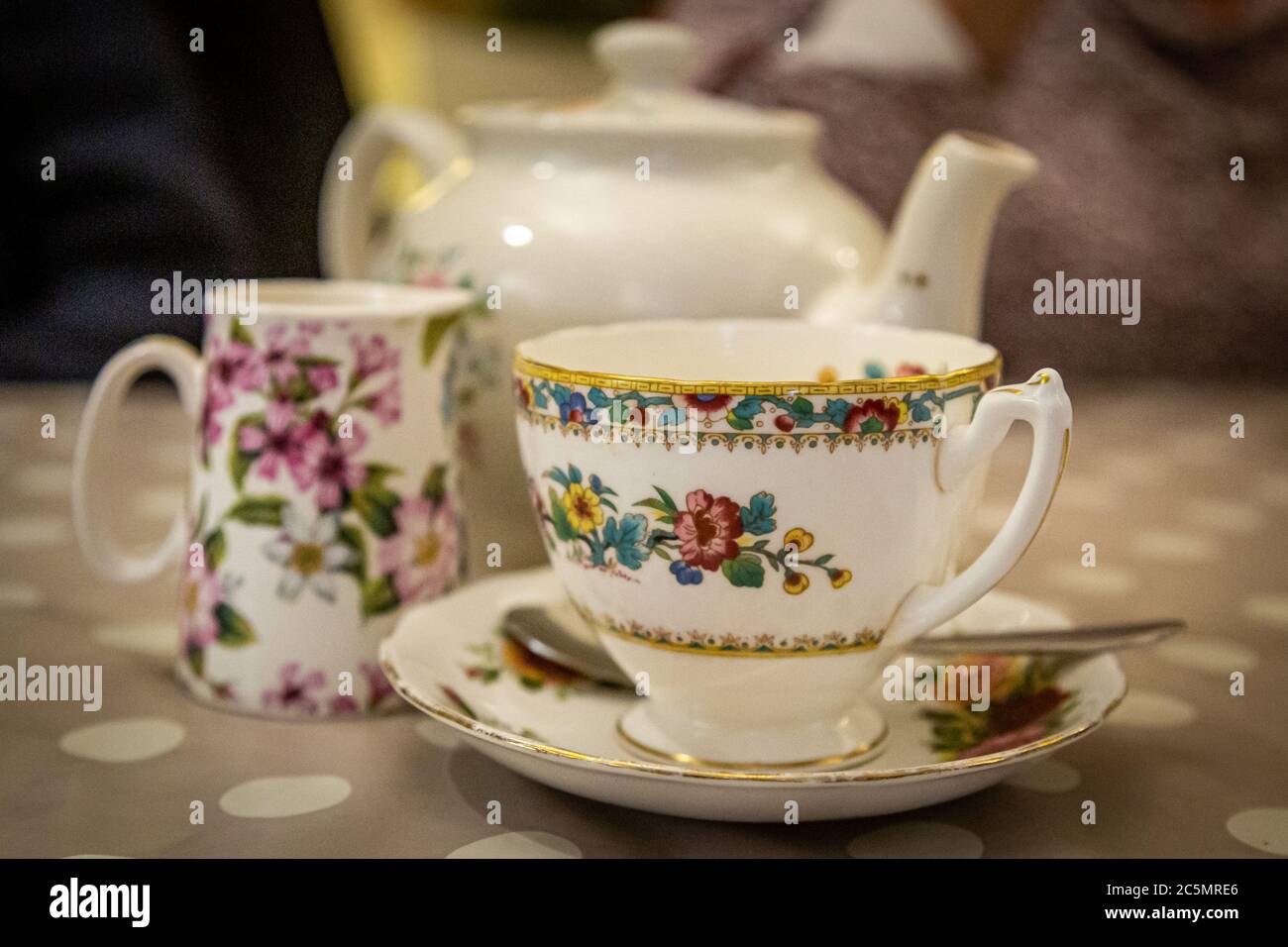 Ein Tisch mit einem porzellan-Tee-Set Stockfoto