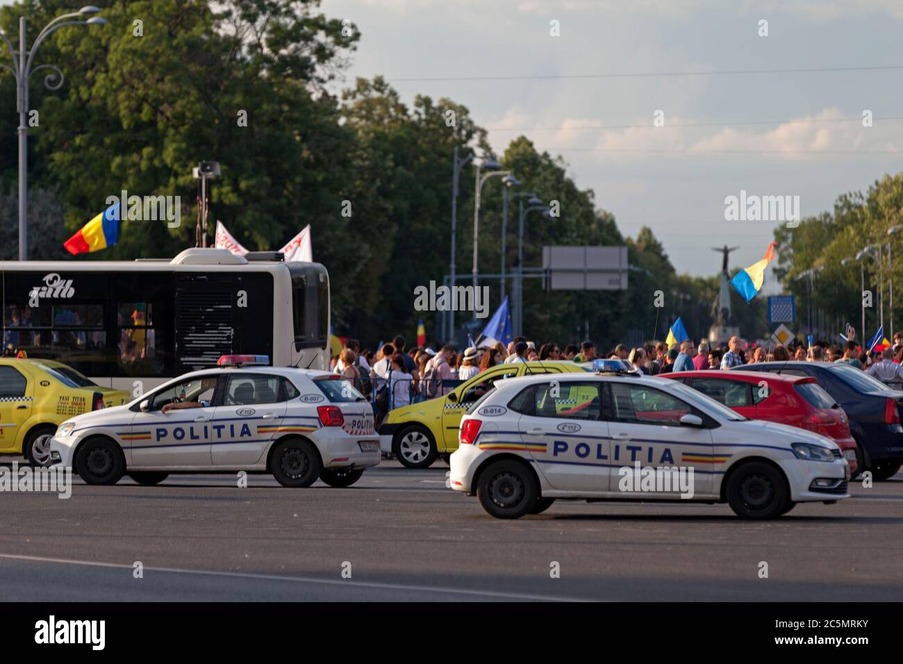 Bukarest, Rumänien - Juni 24 2018: Polizeiautos parkten vor einer Menschenmenge, die den 100. Jahrestag des Großraums Rumänien feiert. Stockfoto