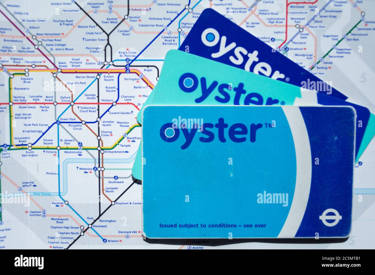 Nahaufnahme einer Transport for London (TFL) Oyster Cards auf einer Londoner U-Bahn-Karte Stockfoto