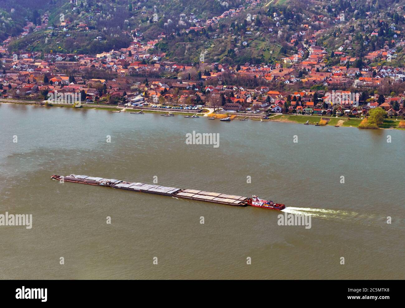 Frachtschiff auf der Donau, Ungarn Stockfoto