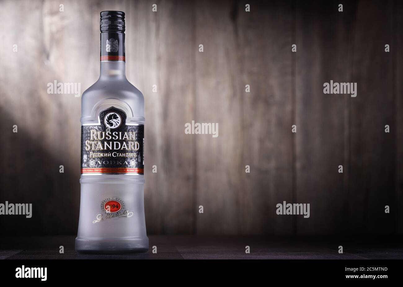 POSEN, POL - 26. JUN 2020: Flasche Russian Standard Vodka, die Welt-Nr. 1 russischer Premium-Wodka Stockfoto