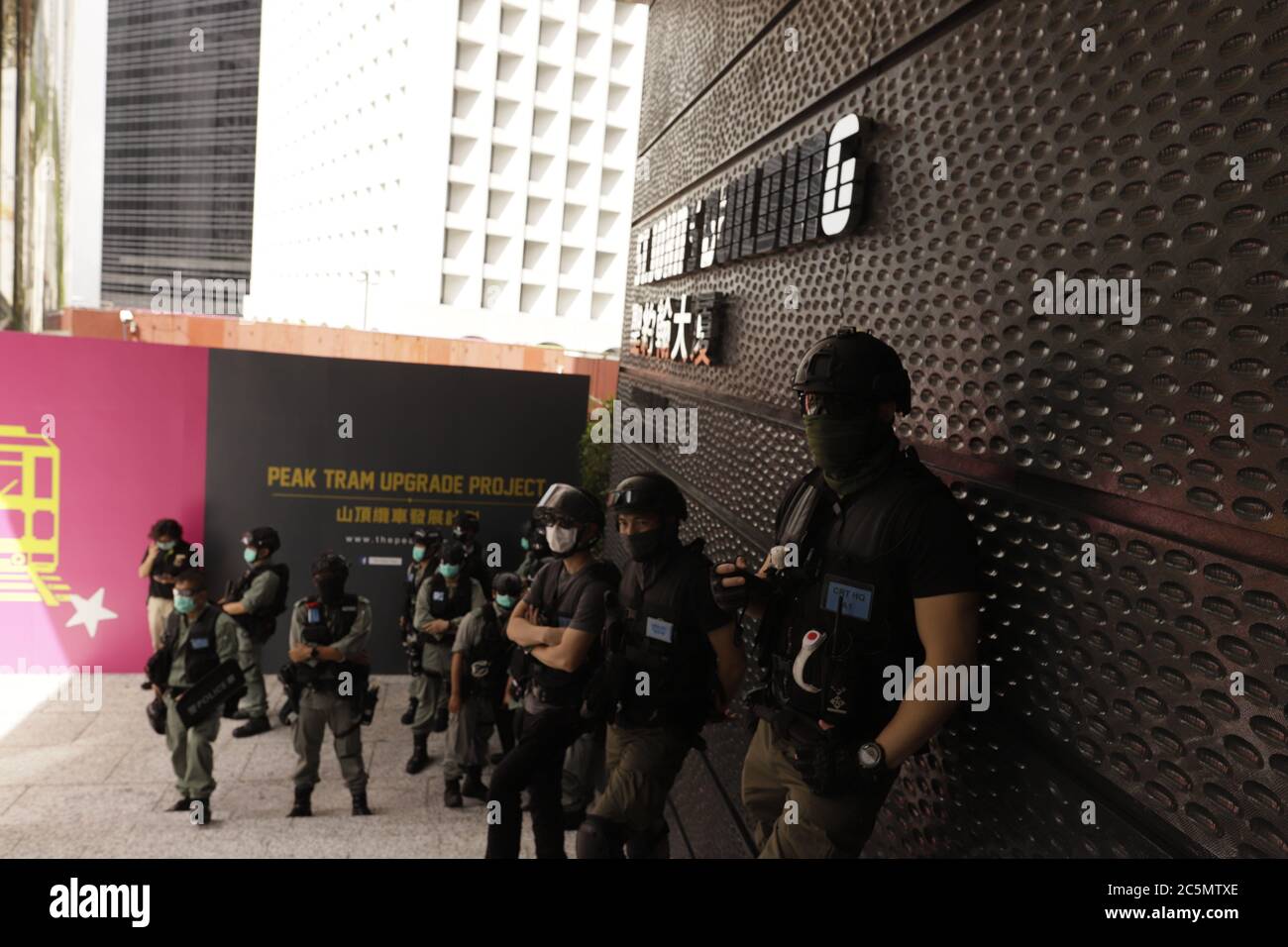 Hongkong, CHINA. Juli 2020. Die Polizei und Polizisten der Sondereinheit stehen am 4. JULI gegenüber dem US-Generalkonsulat in Hongkong auf der Suche nach Demonstranten.die Sicherheit ist vor dem amerikanischen Konsulat unter dem Gesetz der NATIONALEN SICHERHEIT streng.Juli-4, 2020 Hongkong.ZUMA/Liau Chung-ren Credit: Liau Chung-ren/ZUMA Wire/Alamy Live News Stockfoto