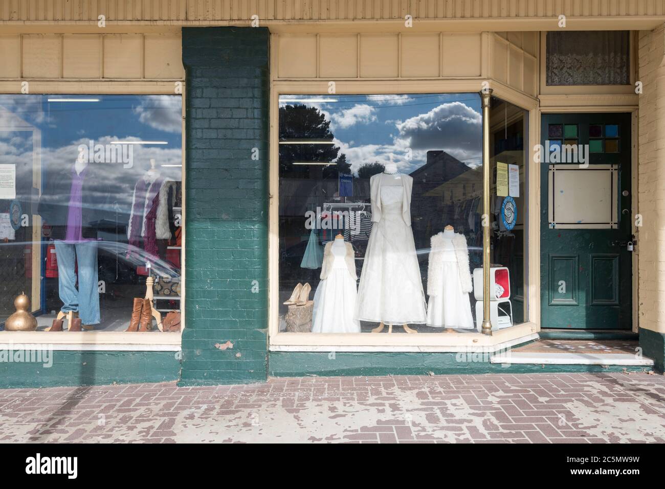 Ein Hochzeitskleid und Brautjungfern Kleider in einem St. Vincent De Paul Geschäft in Portland, New South Wales, geschlossen wegen Corona Virus Stockfoto