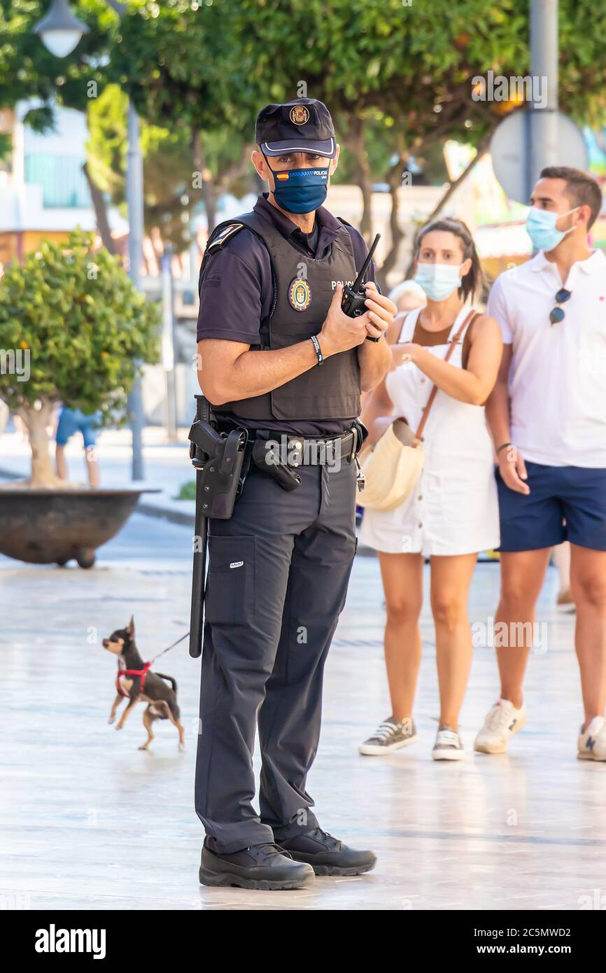 Punta Umbria, Huelva, Spanien - 3. Juni 2020: Spanische Polizei mit dem Logo der "lokalen Polizei" auf Uniform erhält öffentliche Ordnung in der Straße Calle Ancha Stockfoto