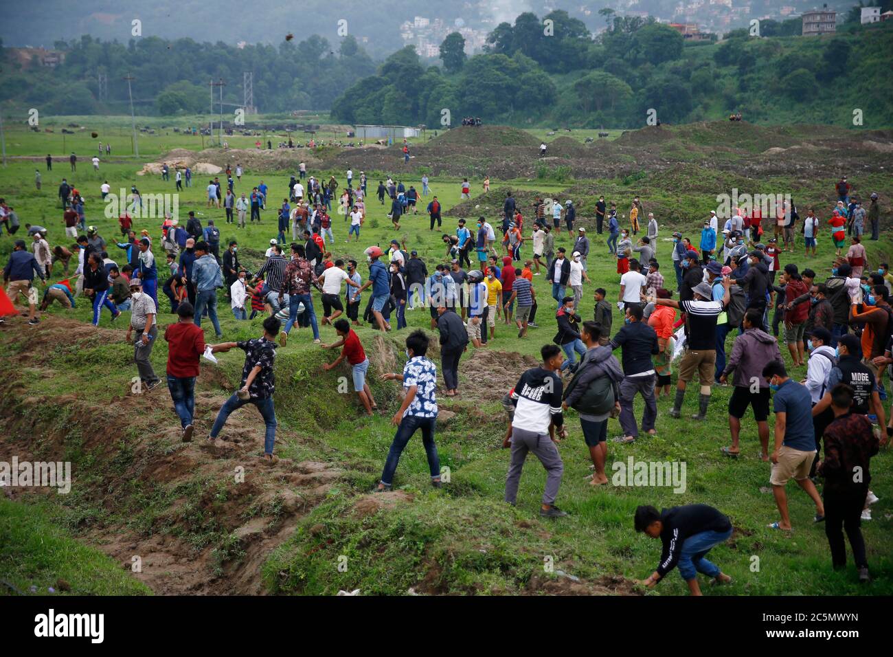 Lalitpur, Nepal. Juli 2020. Einheimische aus Kathmandu, Bhaktapur und Lalitpur treffen sich am Samstag, den 4. Juli 2020, bei einem Protest im Namen des 76.2 Kilometer langen Schnellstraßenprojekts, das von Khokana in Lalitpur in Khokana in Lalitpur, Nepal, startet. Die indigenen Newar-Gemeinden Khokana und Bungamati sind besorgt über den Schaden, den die Fast Track-Konstruktion ihrem Eigentum, Land und kulturellen Rechten zufügen könnte. Kredit: Skanda Gautam/ZUMA Wire/Alamy Live Nachrichten Stockfoto