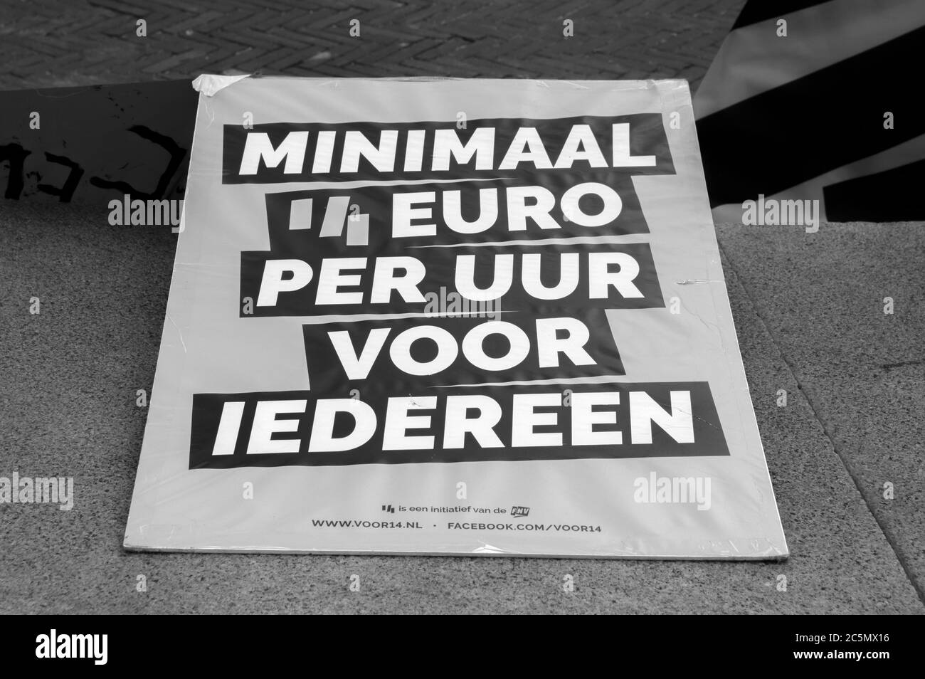 Plakat bei der Demonstration für 14 Euro Löhne in Amsterdam, Niederlande 1-7-2020 Stockfoto