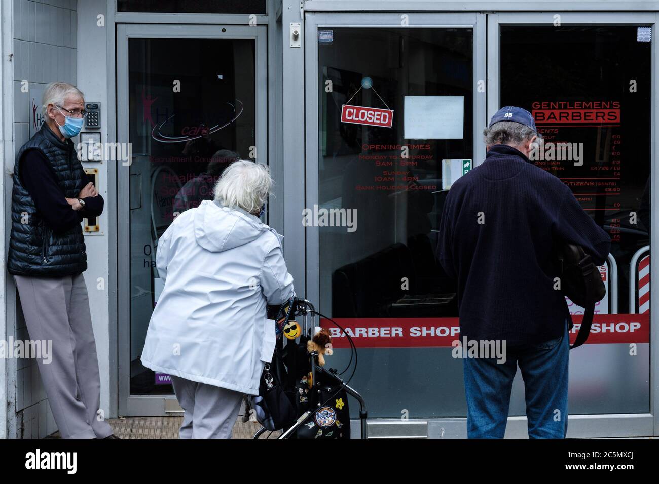 Worthing, West Sussex, Großbritannien. Juli 2020. Super Samstag. Friseure, Pubs und Cafés werden als COVID-19 wieder geöffnet Einschränkungen werden am Samstag, 4. Juli 2020 im Town Center, Worthing veröffentlicht. Die Leute stehen für einen Friseur, bevor sie merken, dass es heute nicht öffnet. Bild von Julie Edwards. Stockfoto