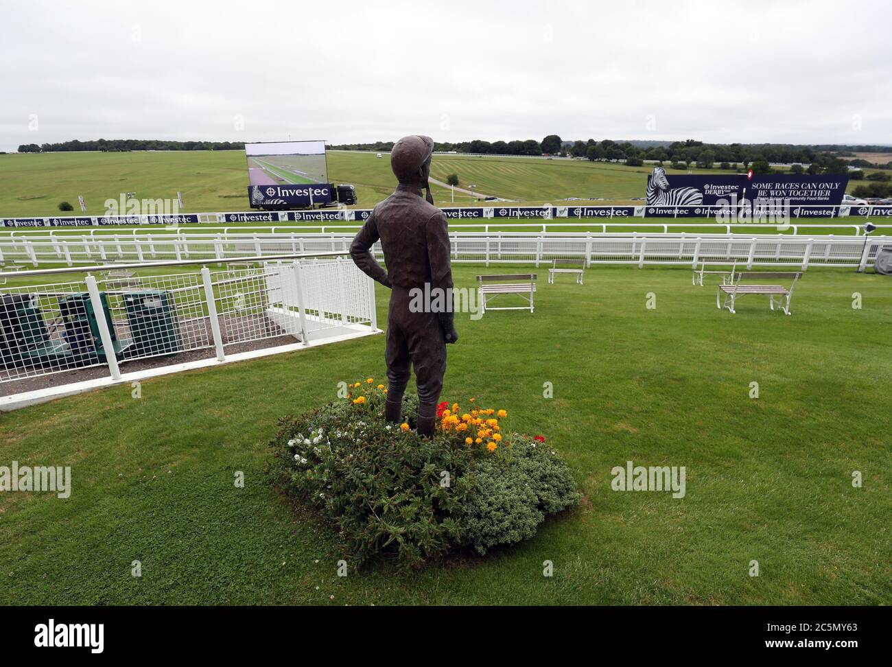 Lester Piggott Statue auf Epsom Rennbahn. Stockfoto