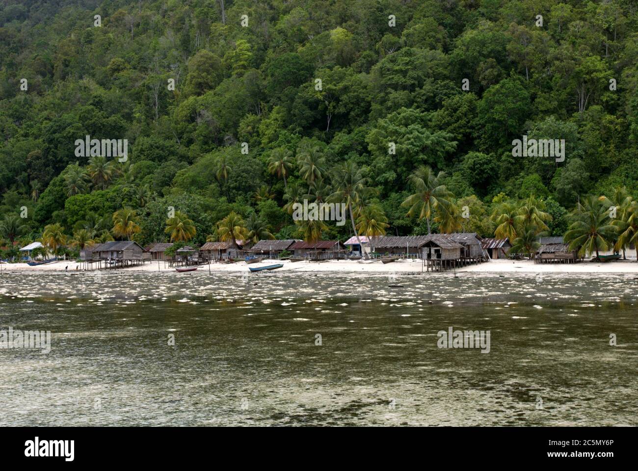 Ein Blick auf Yembekwan Dorf und Strand bei Ebbe. Yembekwan ist ein Küstendorf im Meeresschutzgebiet der Dampier Strait, einem der lokalen Meeresschutzgebiete, die Ende 2006 durch lokale Initiativen gegründet wurden, im Archipel Raja Ampat, der Regentschaft Raja Ampat, Provinz West Papua, Indonesien. Archivfoto (2007). Stockfoto