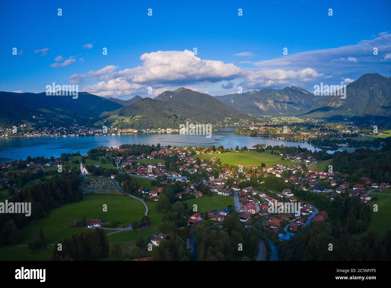 Bad Wiessee, Bayern, Deutschland, 03. Juli 2020. Luftaufnahme auf den bayerischen Tegernsee mit den Dörfern Abwinkl, Bad Wiessee, Rottach-Egern, Tegernsee mit seinem Kloster, St.Quirin und den Bergen Wallberg, Kreuzberg, Baumgartenscheid. © Peter Schatz / Alamy Stock Photos Stockfoto