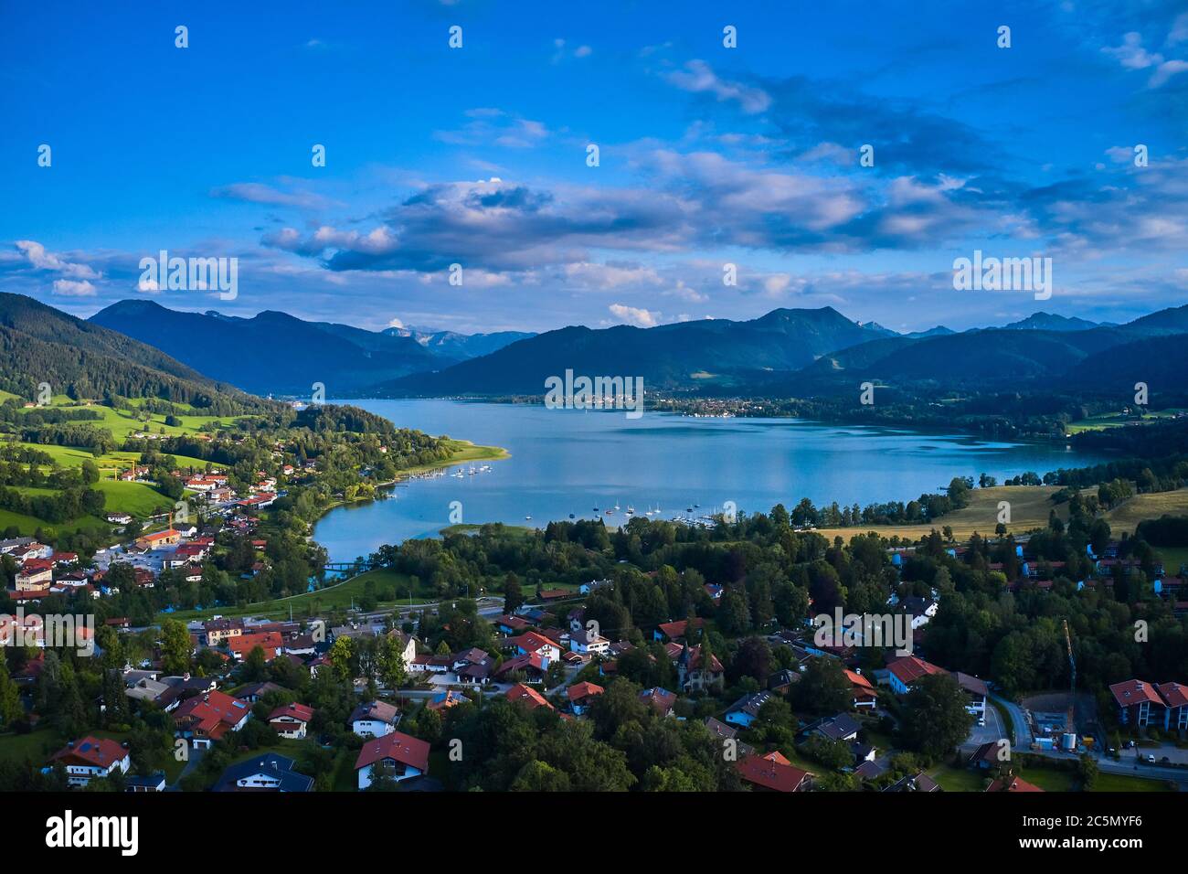 Bad Wiessee, Bayern, Deutschland, 03. Juli 2020. Luftaufnahme auf den bayerischen Tegernsee mit den Dörfern Abwinkl, Bad Wiessee, Rottach-Egern, Tegernsee mit seinem Kloster, St.Quirin und den Bergen Wallberg, Kreuzberg, Baumgartenscheid. © Peter Schatz / Alamy Stock Photos Stockfoto