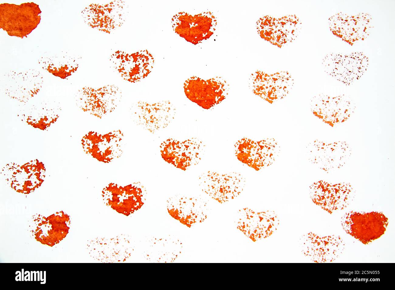 Rote Herzen vor weißem Hintergrund. Rote abstrakte Herzen Muster. Handgemachte Design-Elemente für den Einsatz.Painted Grunge Herzen Set für Hintergrund und Schmerzen Stockfoto