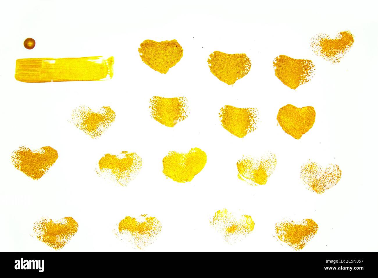 Goldene Herzen vor weißem Hintergrund. Goldene abstrakte Herzen Muster. Handgemachte Design-Elemente für den Einsatz.Painted Grunge Herzen Set für Hintergrund und Stockfoto