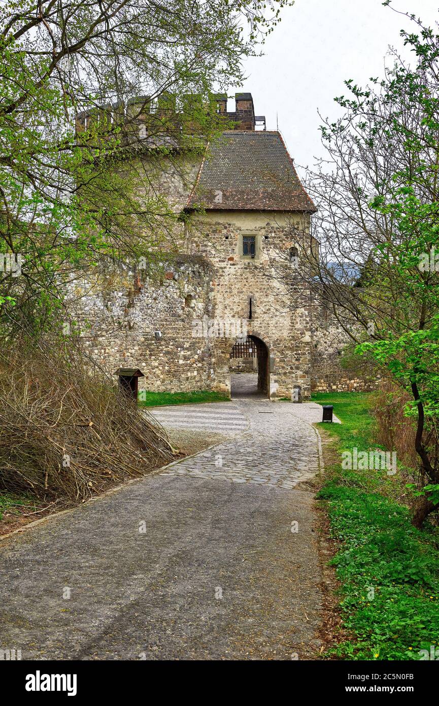 Altes Schloss irgendwo auf Ungarisch Stockfoto