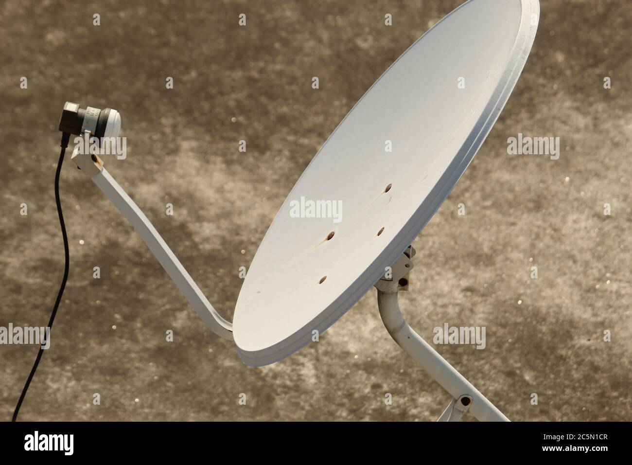 Moderne Wohn-Satellitenantenne abgeschnitten und Teilansicht mit selektivem Fokus bei Tageslicht. Stockfoto