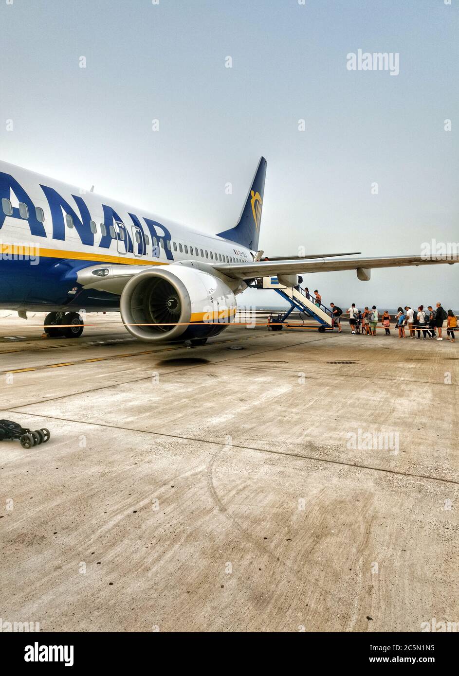 Fuerteventura, Kanarische Inseln - 25. Juli 2019: Passagiere, die mit Ryanair-Flugzeugen vom internationalen Flughafen Fuerteventura, Kanarische Inseln, einsteigen. Stockfoto