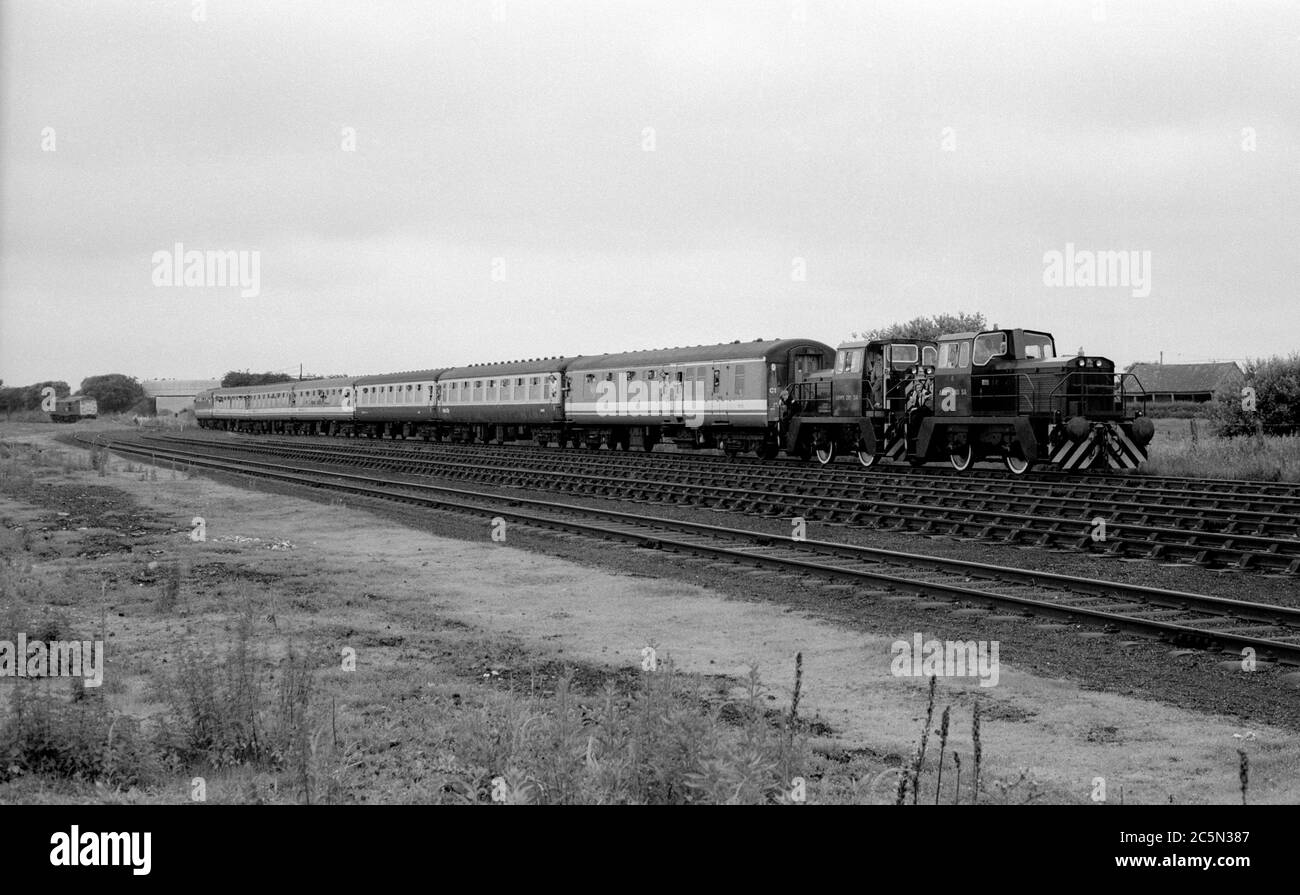 Die Diesellokomotiven der Armee Nr. 260 SA und 261 SA führen die Waggons der Eisenbahnfahrt Walsall Concerto im Long Marston Heereslager, Warwickshire, Großbritannien. 1987. Stockfoto