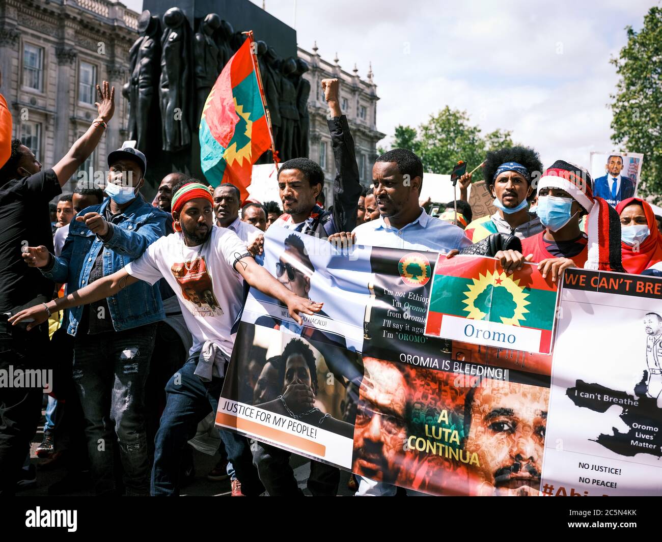 London, Großbritannien. Juli 2020. Oromo-Demonstranten marschieren nach Unruhen und der Ermordung des Sängers und Aktivisten Hachalu Hundessa in Äthiopien vor der Downing Street in London. Kredit: Yousef Al Nasser/ Alamy Live Nachrichten Stockfoto