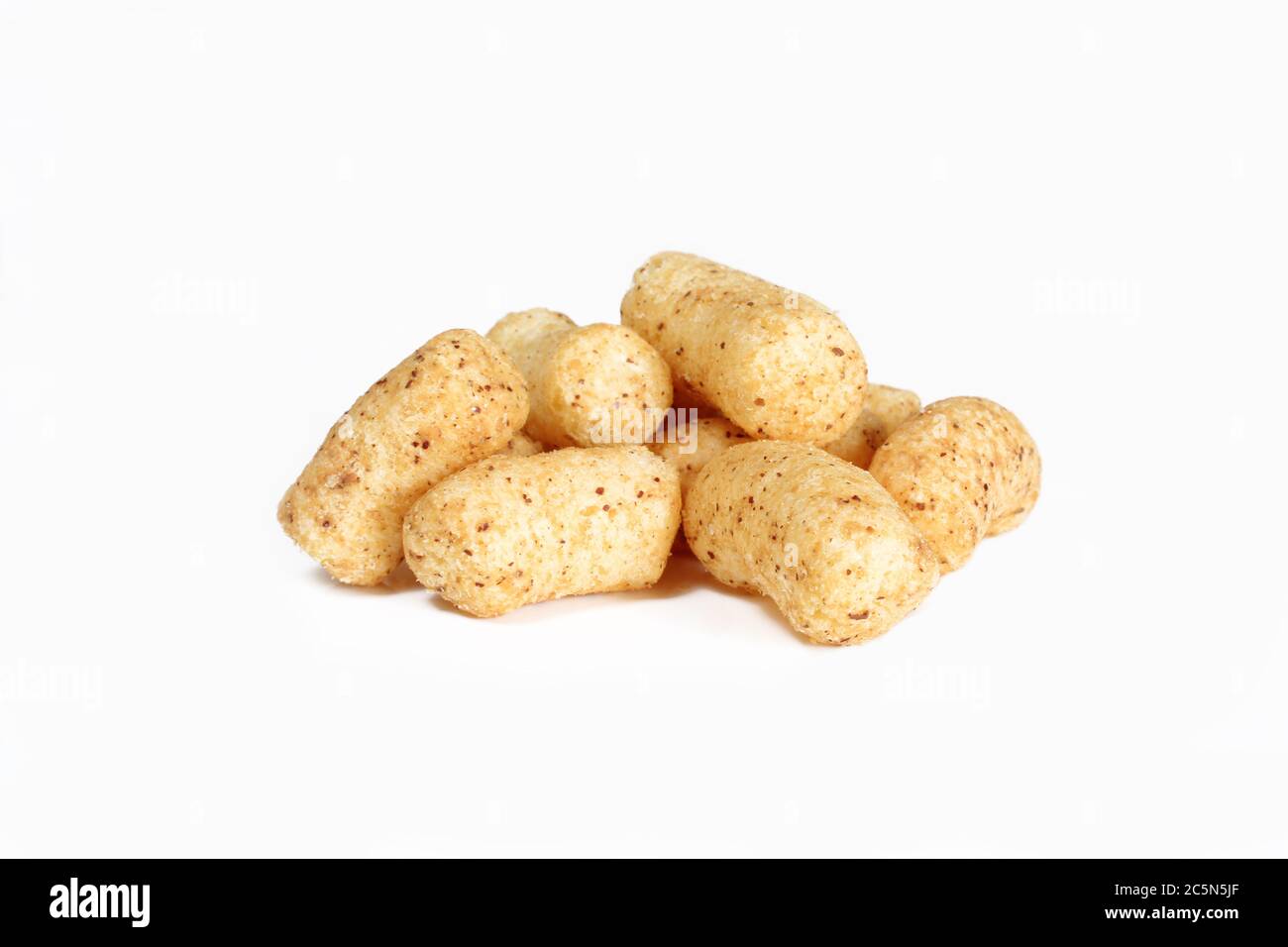 Erdnuss flippt isoliert auf weißem Hintergrund. Haufen von Snacks aus der Nähe Stockfoto