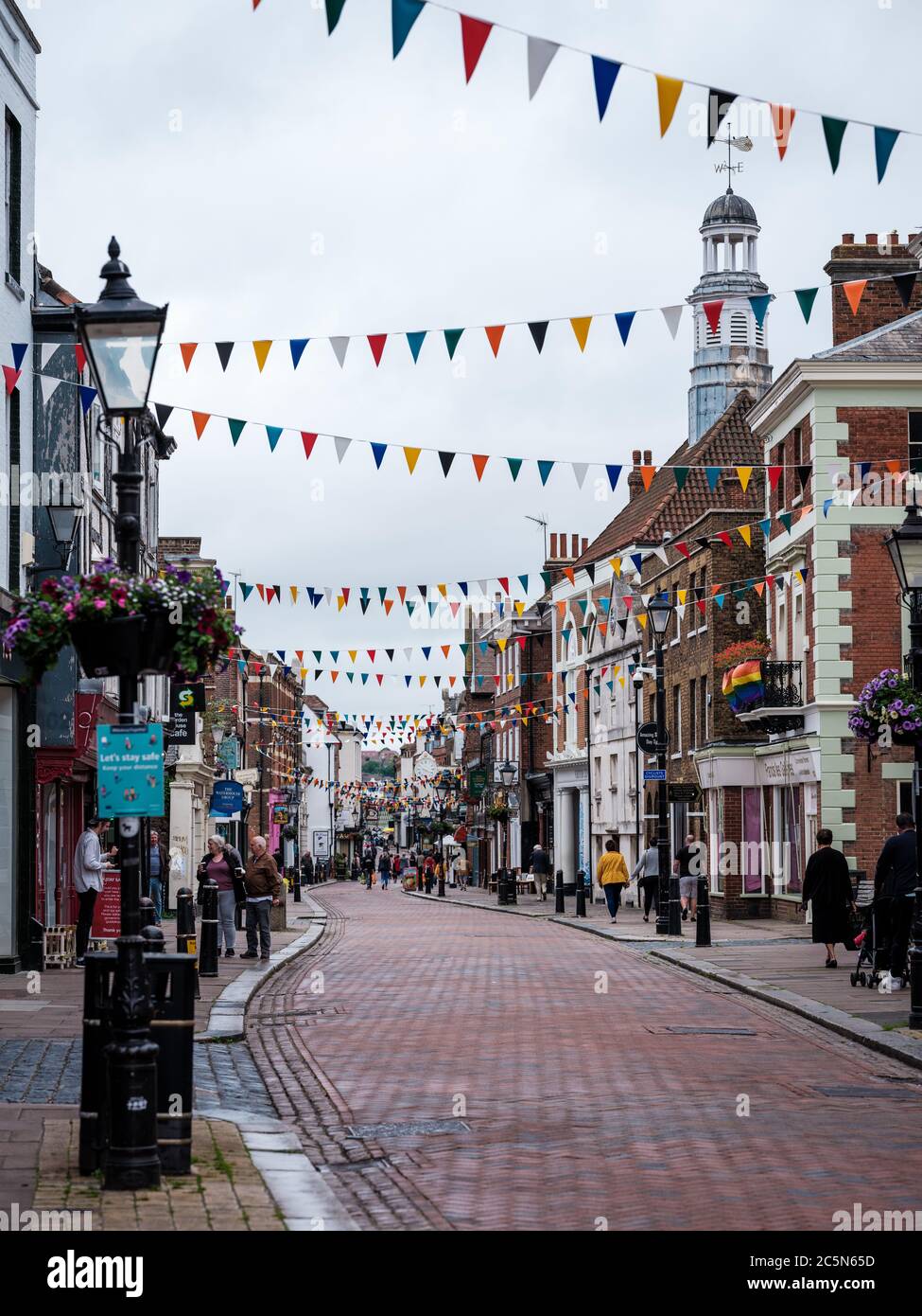 Rochester, Kent, Großbritannien. Juli 2020. Rochester High Street eröffnet am 4. Juli viele Geschäfte wieder, nachdem sie seit März wegen des Coronavirus-Ausbruchs weitgehend geschlossen war. Kredit: Yousef Al Nasser/ Alamy Live Nachrichten Stockfoto