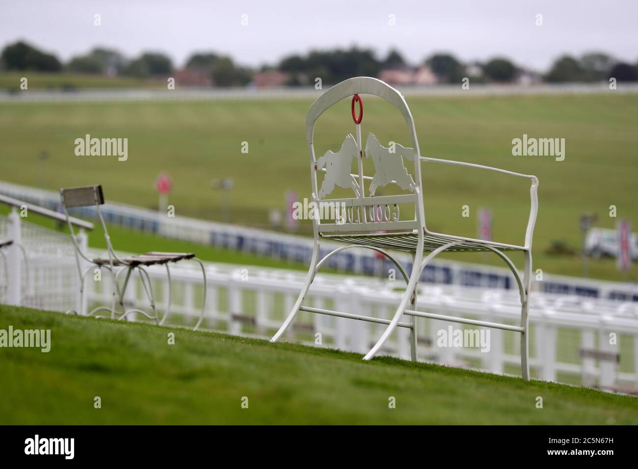 Leere Sitzplätze auf der Epsom Racecourse. Stockfoto