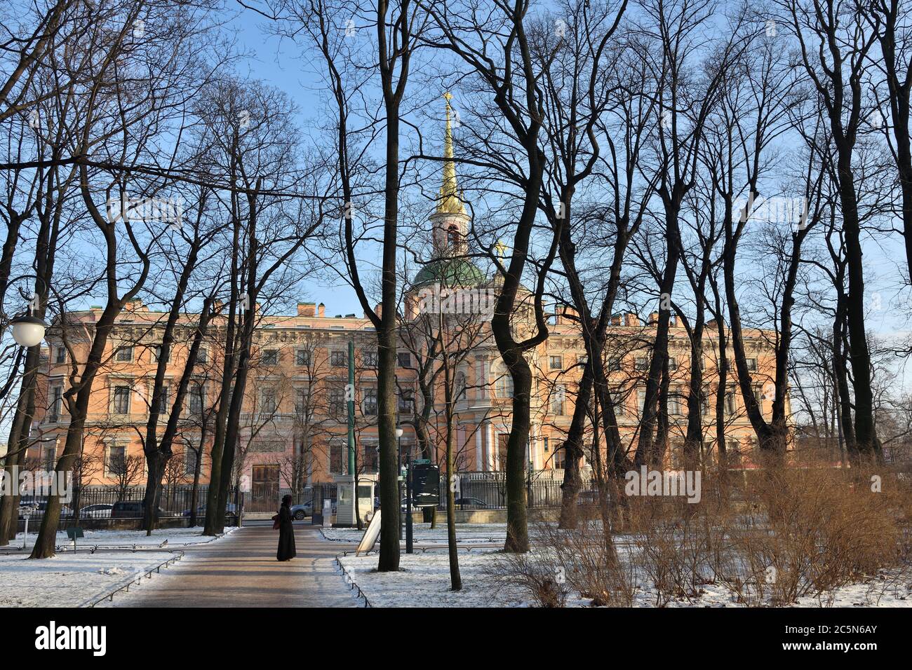 Das Mikhailovsky Schloss oder Engineering Castle in Sankt Petersburg, Russland. Blick vom Mikhailovsky Garten im Winter Stockfoto