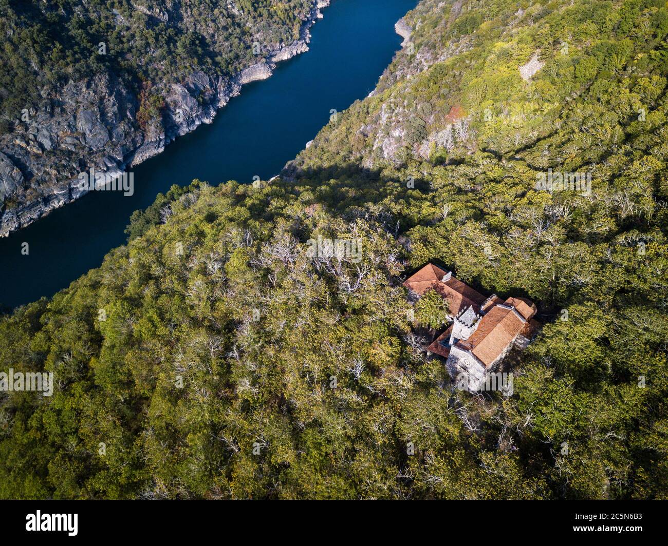 Luftaufnahme von Santa Cristina de Ribas de Sil im frühen Herbst, mit der Schlucht des Flusses Sil als natürliche Grenze zwischen den Provinzen von Stockfoto