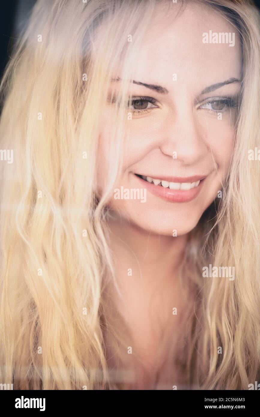 Frau mit langen blonden Haaren lächelnd Stockfoto