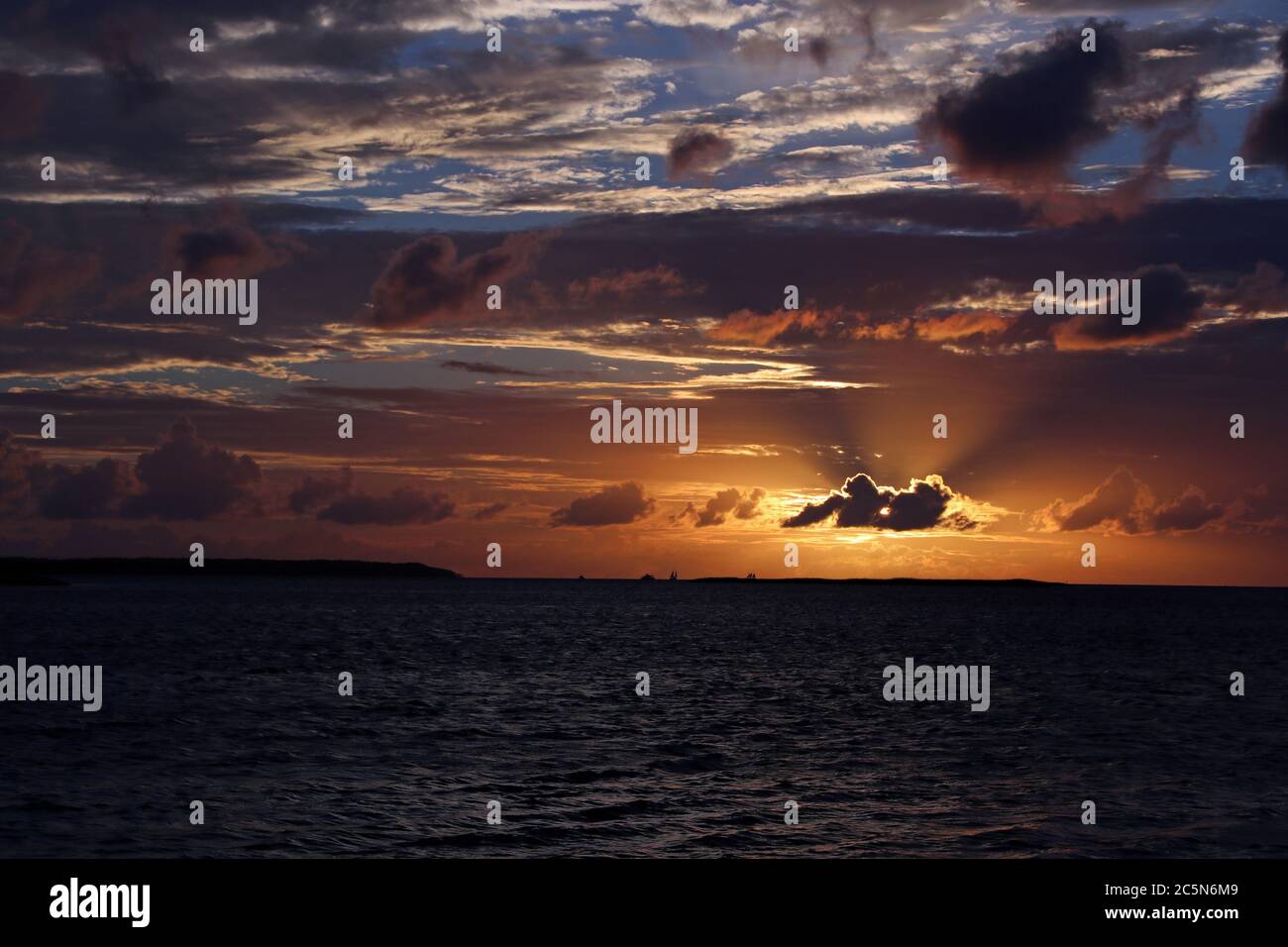 Blick auf den Sonnenuntergang vom Whalebone über Roanoke Island, Outer Banks, North Carolina, USA Stockfoto