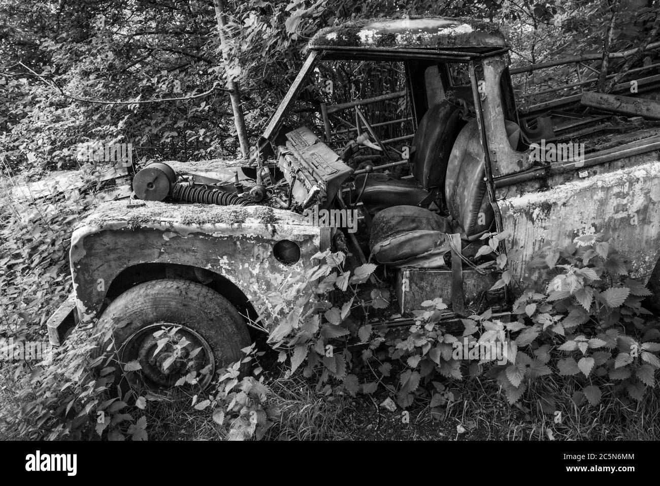 Land Rover auf einem Hof in Narrowdale, Peak District National Park, Staffordshire, England verlassen Stockfoto