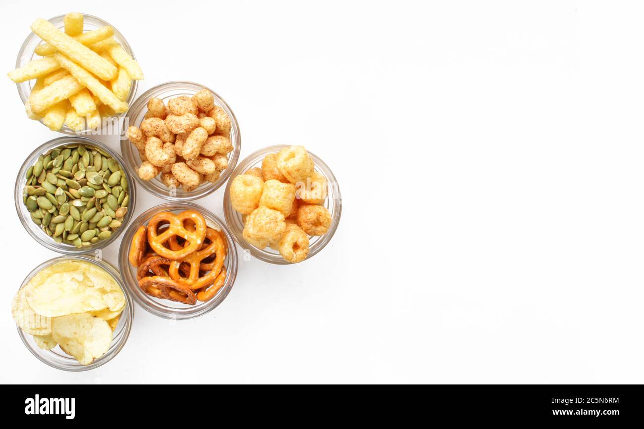 Verschiedene Snacks und Chips isoliert auf weißem Hintergrund. Ein Set von Leckereien. Draufsicht. Oben Stockfoto