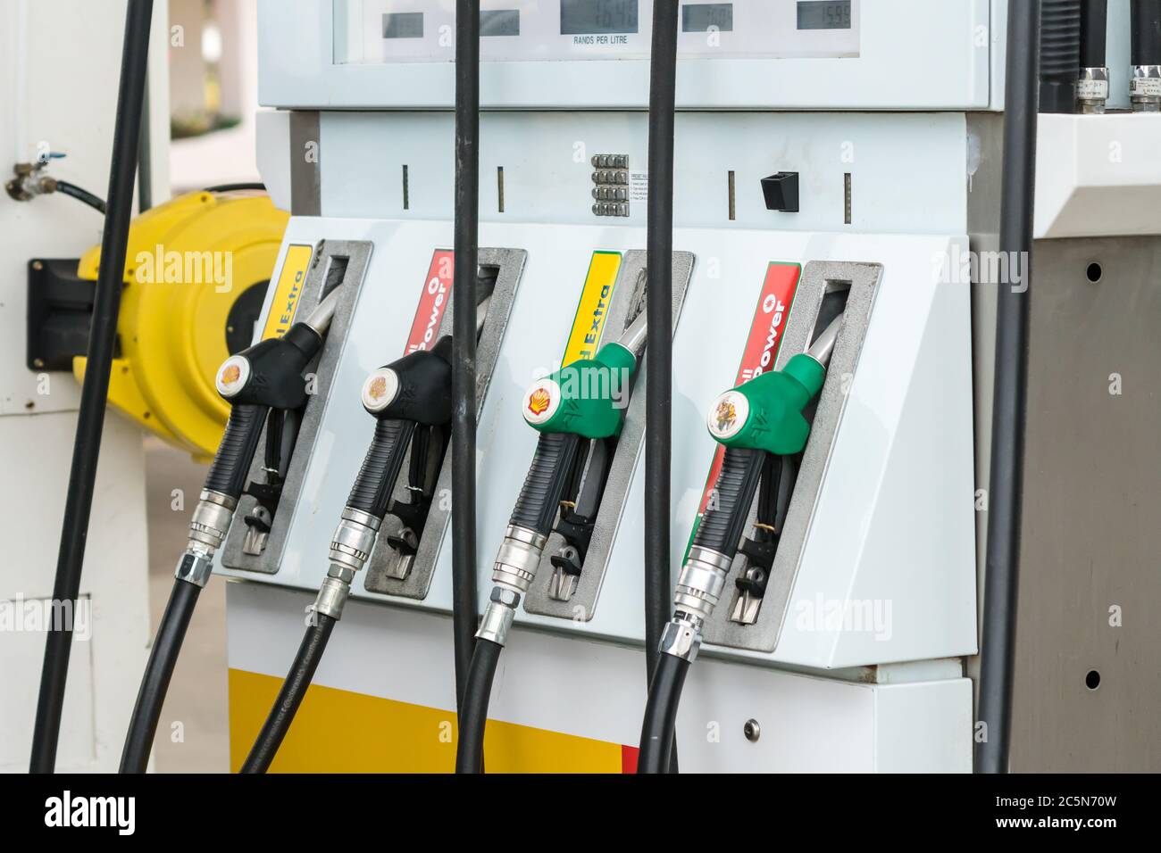 Royal Dutch Shell-Benzinpumpen in ihren Pausen an einer Tankstelle in Gauteng, Südafrika Konzept Mineralölindustrie in Afrika Stockfoto