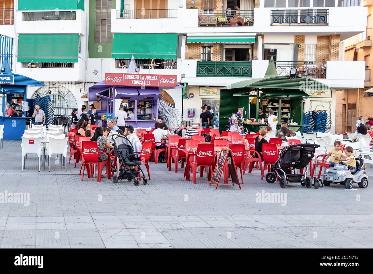 Punta Umbria, Huelva, Spanien - 3. Juni 2020: Menschen, die auf der Terrasse eines Cafés und einer Bar sitzen, tragen eine Schutzmaske wegen covid-19. Huelva, Spanien Stockfoto