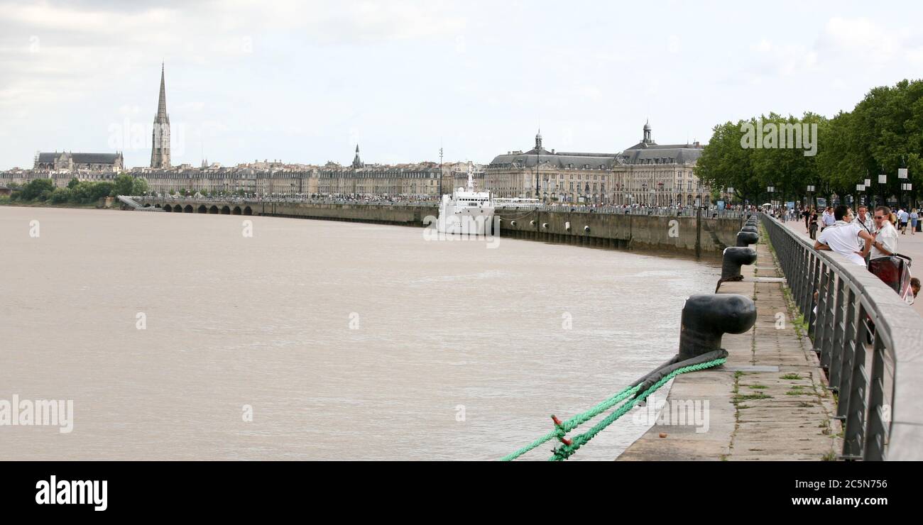 Bordeaux , Aquitanien / Frankreich - 11 07 2019 : Bordeaux Kai in garonne Fluss Frankreich Stockfoto