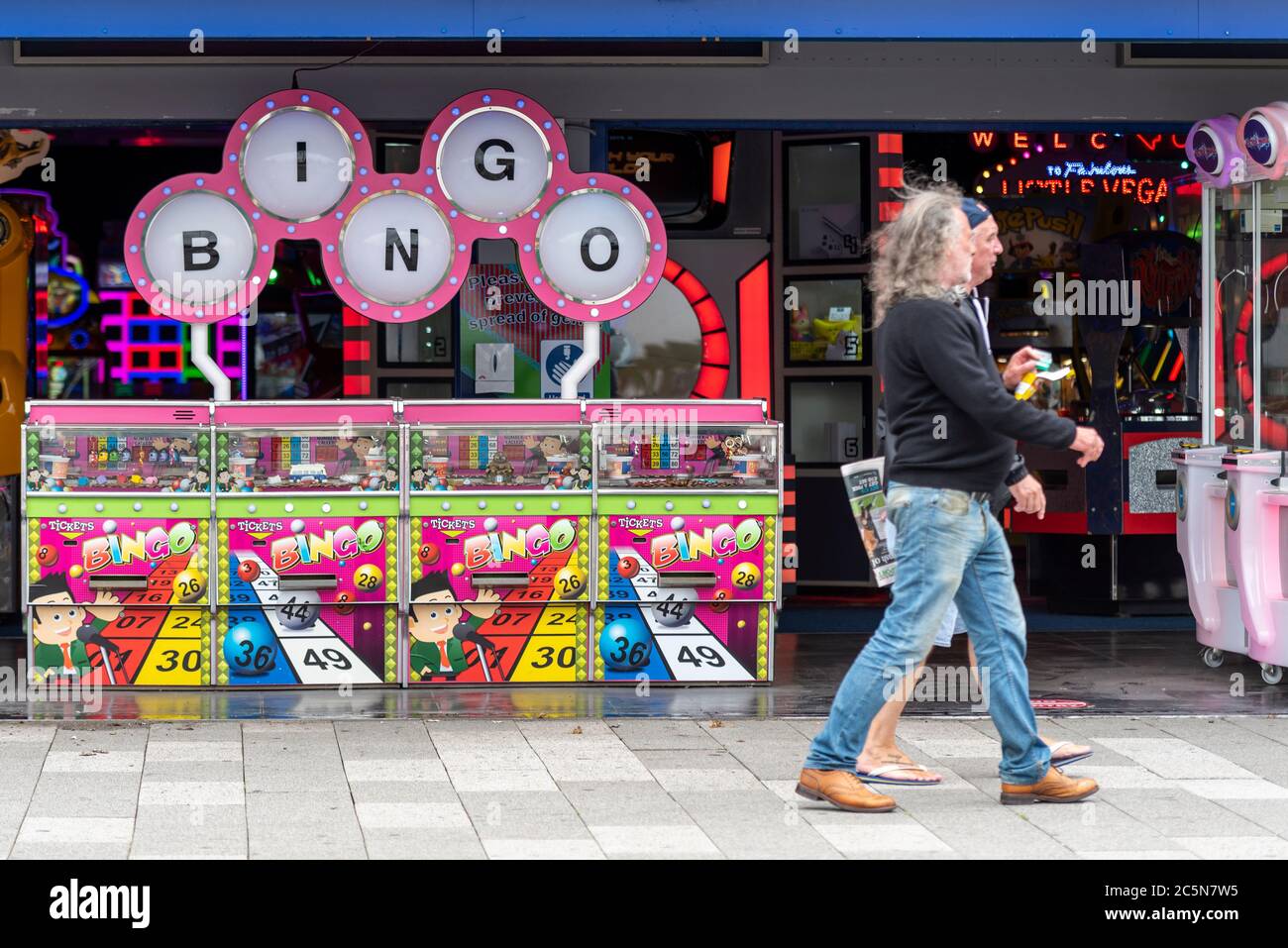 Southend on Sea, Essex, Großbritannien. Juli 2020. Pubs, Restaurants und andere Unternehmen in England können ihre Türen zum ersten Mal seit der COVID-19 Coronavirus-Sperre für Kunden öffnen. Die Regierung erlaubt ihnen, ab 6 Uhr morgens zu öffnen, da Lockdown-Maßnahmen erleichtern. In Southend on Sea haben die Strandpromenade und der Freizeitpark Adventure Island eröffnet, obwohl das kalte, windige Wetter viele Menschen fernhält. Ältere Männer gingen an offenen Vergnügungsunternehmen vorbei. Nicht hinein gehen Stockfoto