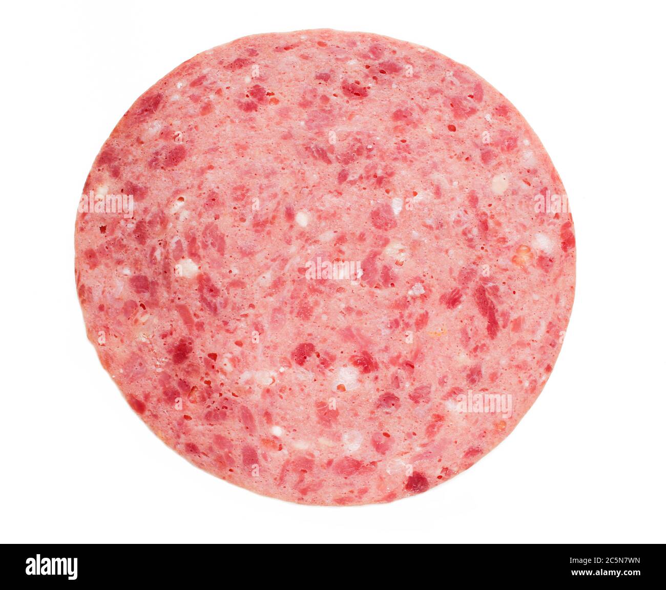 Hackfleisch in Scheiben auf weißem Hintergrund. Salami-Fleisch isoliert Stockfoto