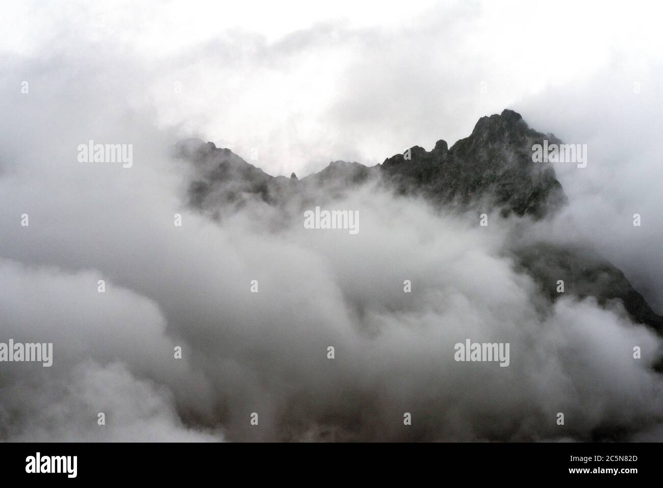 Nebliger Regentag im Salzkammergut, Österreich Stockfoto