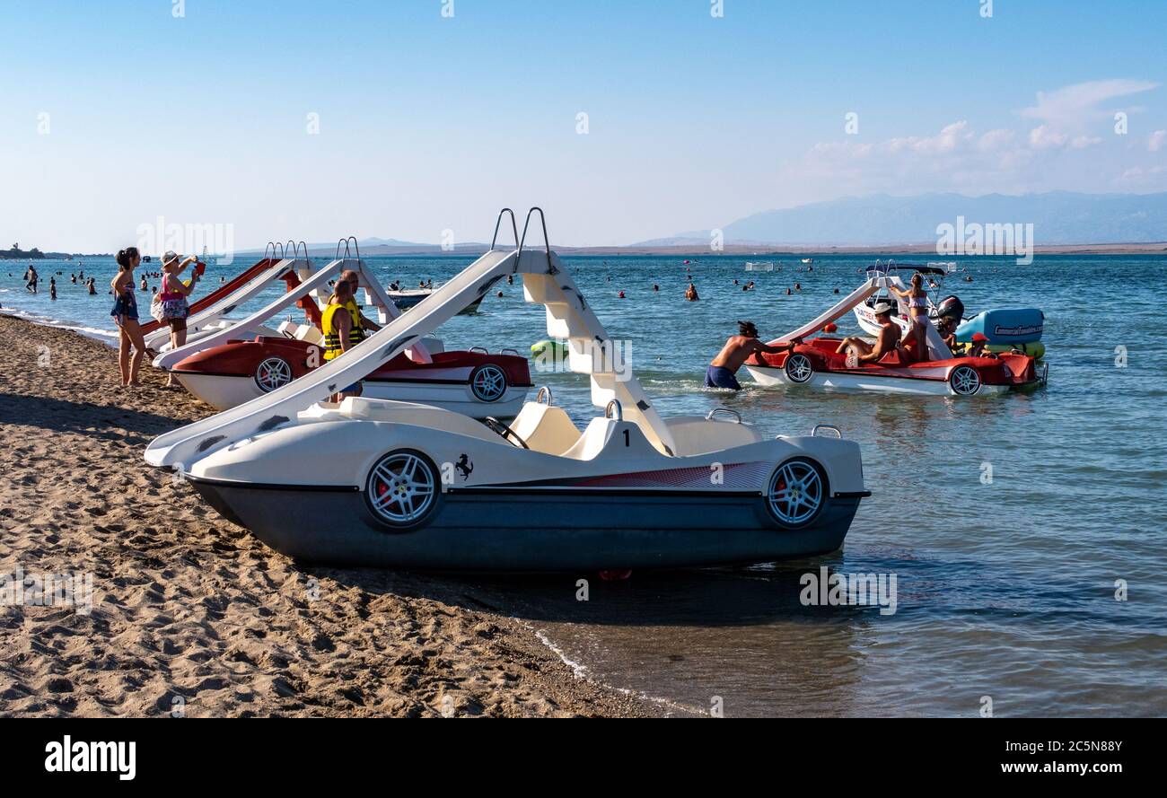 Tretboote (Pedolinos) zu mieten in Queen's Beach, Nin, Zadar County,  Dalmatien, Kroatien Stockfotografie - Alamy