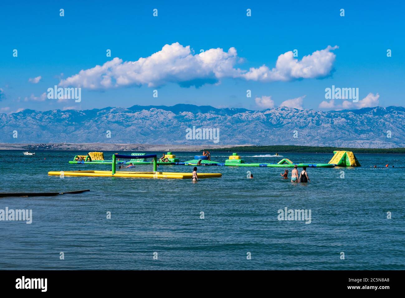 Der Wasser-/Aquapark am Queens Beach mit den Velebit-Bergen im Hintergrund. Nin, Gespanschaft Zadar, Dalmatien, Kroatien Stockfoto