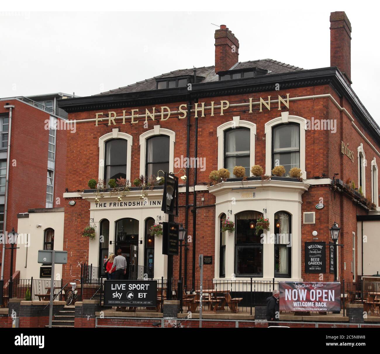 Manchester England 7. Juli 2020. Pubs & Barber sind zum ersten Mal seit Beginn der Sperre geöffnet. Die Schlange vor dem Friendshio Pub in Fallowfield © GedCamera/Alamy Stockfoto