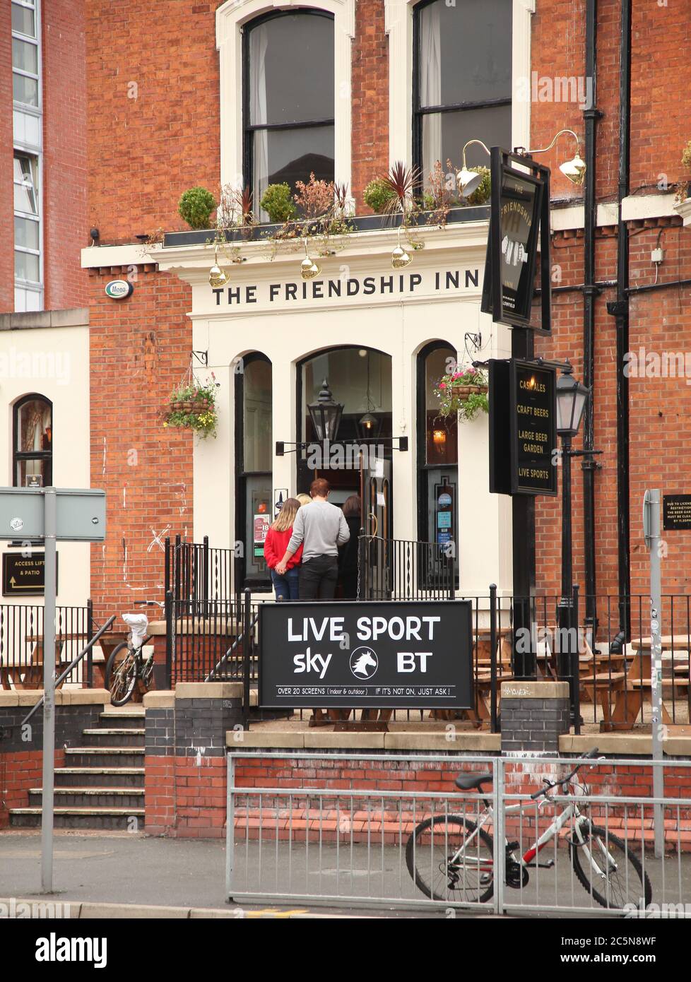Manchester England 7. Juli 2020. Pubs & Barber sind zum ersten Mal seit Beginn der Sperre geöffnet. Die Schlange vor dem Friendshio Pub in Fallowfield © GedCamera/Alamy Stockfoto