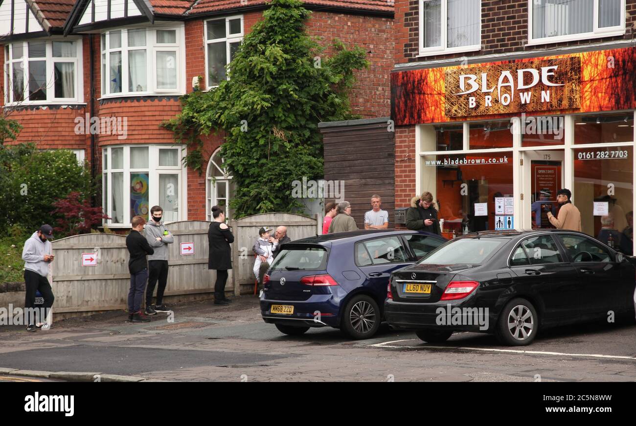 Manchester England 7. Juli 2020. Pubs & Barber sind zum ersten Mal seit Beginn der Sperre geöffnet. Die Schlange vor Blade Brown Barbers in Didsbury © GedCamera/Alamy Stockfoto