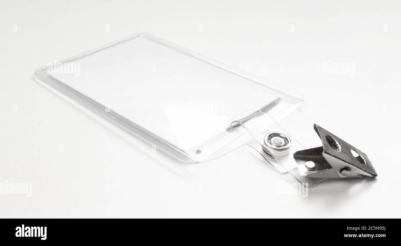 Leerer ausweis auf weißem Hintergrund. VIP-Pass-Akkreditierung in Kunststoffhülle Stockfoto