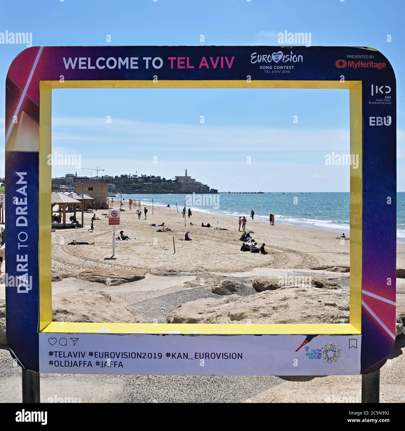 Tel Aviv, Israel - 5. März 2019: Plakat auf der Stadtpromenade mit offiziellen Eurovision Symbolen Eurovision Song Contest 2019. Tel Aviv alt Jaffa und M Stockfoto